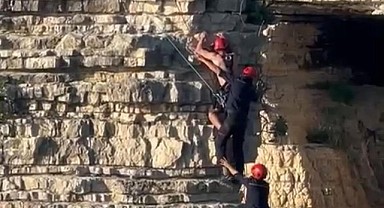 Denize atlamak için faleze çıktılar! Mahsur kaldılar