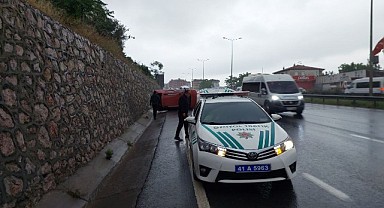 Gebze’de kaza! Otomobil devrildi