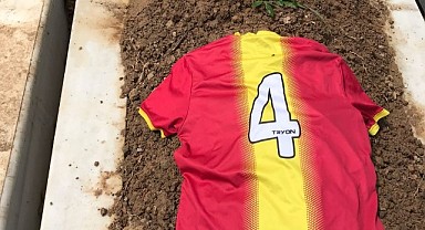 Genç sporcunun mezarına imzalı forma bıraktılar