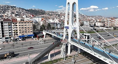 İzmit’te şok olay! Üst geçide tuvaletini yaptı