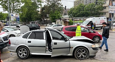 Kavşakta kaza! 3 kişi yaralandı