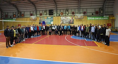 Mahalleler arası voleybol turnuvasında çeyrek final heyecanı yaşandı