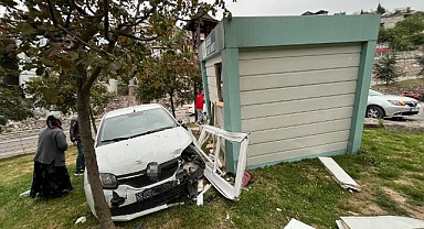 Otomobil halk ekmek büfesine çarptı!