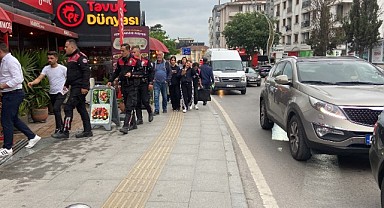 Sokak ortasında bıçaklı kavga! 2 kişi yaralandı