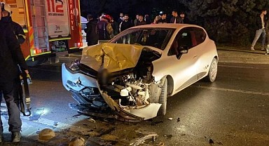 Trafik ışıklarında kaza! Araçlar pert oldu