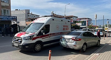 Yolun karşısına geçmeye çalışan kadına araba çarptı!