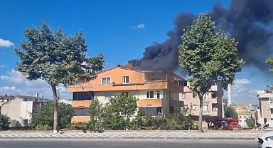 3 katlı ev alevlere teslim oldu!