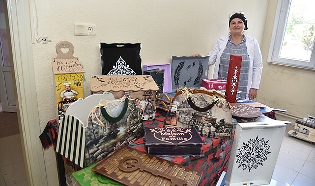 Ahşap boyayan kadınlar geri dönüşüme öncülük ediyor