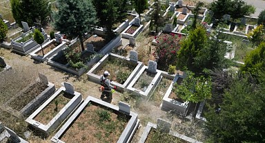 Bayram öncesi mezarlıklar tek tek temizleniyor