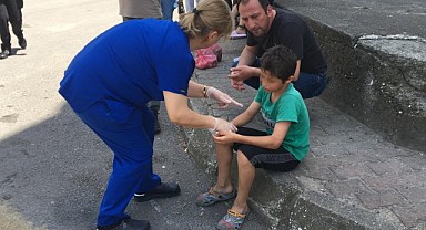 Bisiklet süren çocuk otomobile çarptı!
