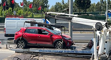 Gebze’de otomobil bariyere saplandı!