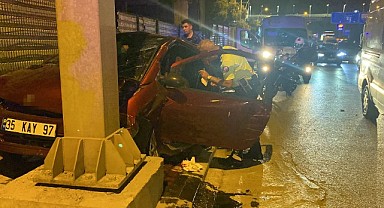 Hakimiyetini kaybetti! Direğe çarptı