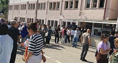 Kocaeli’de YKS heyecanı! Öğrenciler sınavda veliler dışarda ter döküyor