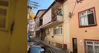 Şehre inan sansar, gece binaların balkonuna tırmandı