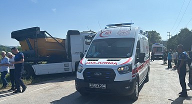 Tır ile servis minibüsü çarpıştı! 12 kişi yaralandı