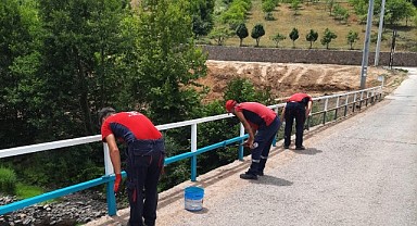 A Takımı iş başında! Korkuluklar boyanıyor