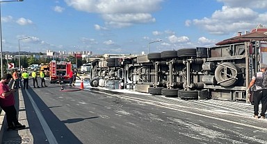 Boya yüklü tır devrildi! Trafik kilitlendi