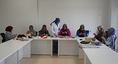 Çayırovalı kadınlar Bilgievleri’nde zanaat öğreniyor