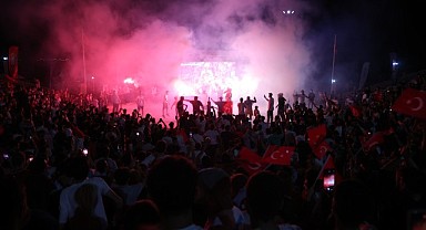 Darıca’da çeyrek final sokaklarda kutladı