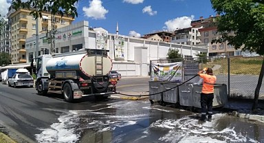 Gebze'de çöp konteynerleri yıkanıyor