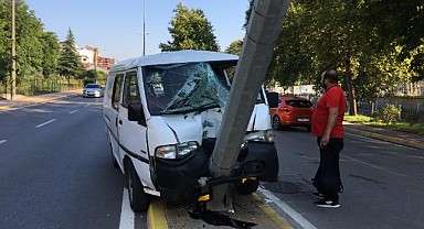 Hâkimiyetini kaybetti! Aydınlatma direğine çarptı