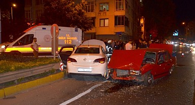 İki otomobil çarpıştı! 6 kişi yaralandı