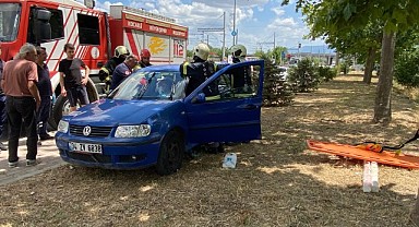 İzmit’te feci kaza! Sürücü mahsur kaldı