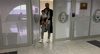 Minik Dora, baba kucağında duruşmaları izledi