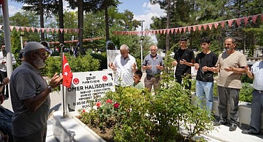 Ömer Halis Demir'in mezarı ziyaretçi akınına uğradı