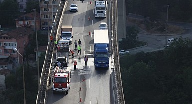 Otomobil yandı! Trafik kilitlendi