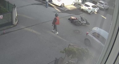 Otomobille çarpışan motosikletli, zıplayarak kurtuldu!