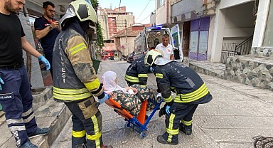 Tavuk beslemek için çatıya çıktı! Mahsur kaldı