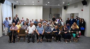 Vali Aktaş ve eşi Songül Aktaş huzurevini ziyaret etti