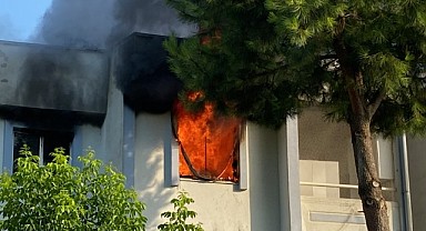 Yangın uykuda yakaladı! Komşuları kurtardı