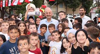 Adem Yavuzlu çocuklar açık havada sinema izledi