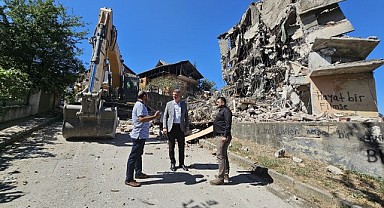 Gölcük’te depremden kalan binalar yıkılıyor