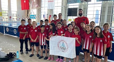 Kulaçlar depremde vefat eden 26 yüzücü için atıldı