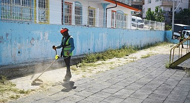 Okul bahçelerinde yabani ot temizliği yapıldı