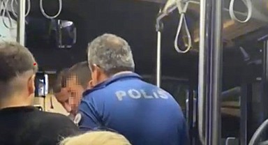 Otobüste sızan genci polis uyandırdı