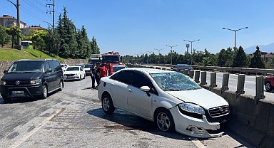 Otomobil refüje çarptı 3 kişi yaralandı