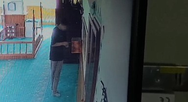 Tamirciyim dedi! Sadaka kutusunu boşaltıp kaçtı