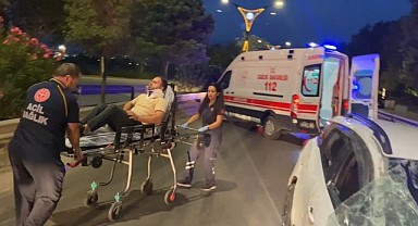 Yan yatan aracında sıkışan sürücü cam kesilerek kurtarıldı!
