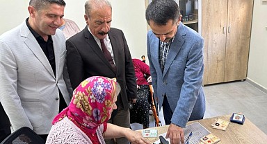 Yaşlıların kimlik kartı başvuruları adreslerinde alındı