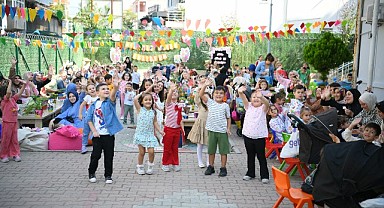 Bilgievi minikleri, çiçek dikip saksı boyadı