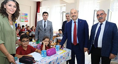 Büyükgöz çocuklara kumbara dağıttı