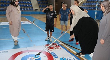 Büyükşehir 65 yaş üstü vatandaşlara floor curling eğitimi veriyor