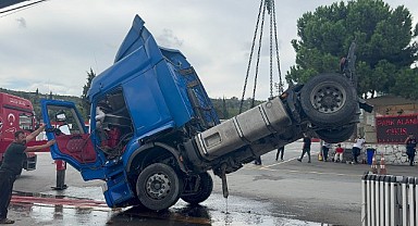 Gebze'de freni boşalan tır denize düştü