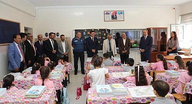Ömeroğlu öğrenciler kırtasiye malzemesi dağıttı