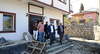 Ömeroğlu, yapımı devam eden konakları inceledi