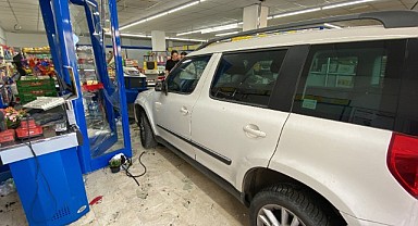 Otomobil markete daldı! Vatandaş çekiliş var sandı